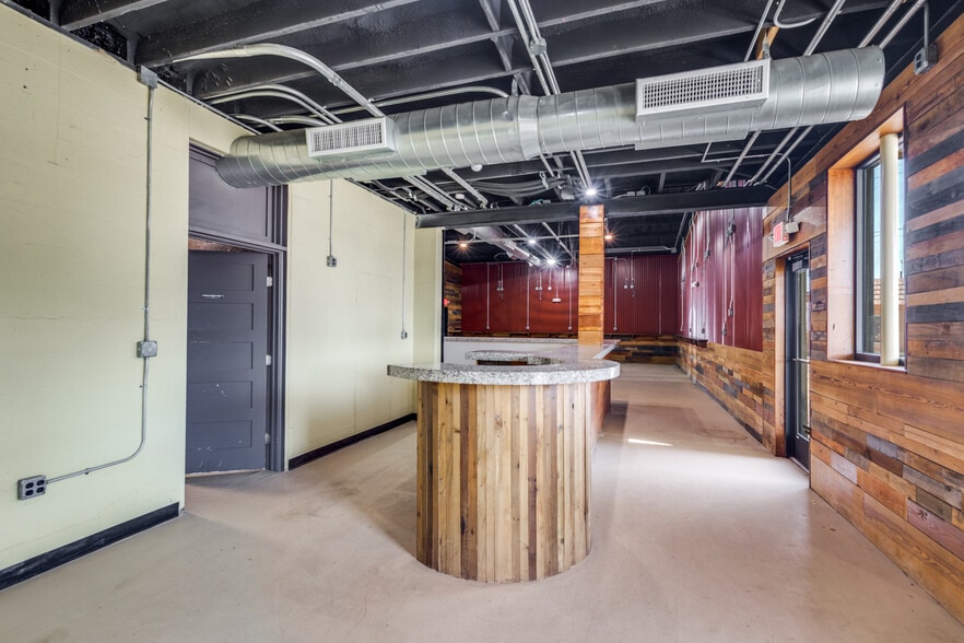 400 S Elm St, Denton, TX for lease - Building Photo - Image 3 of 18