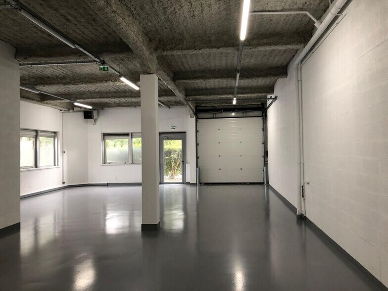 Office in Les Ulis for lease - Interior Photo - Image 1 of 7
