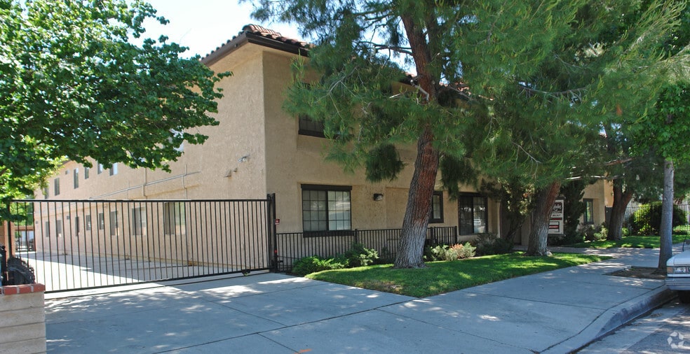 Santa Clarita Valley Portfolio portfolio of 3 properties for sale on LoopNet.ca - Building Photo - Image 2 of 24