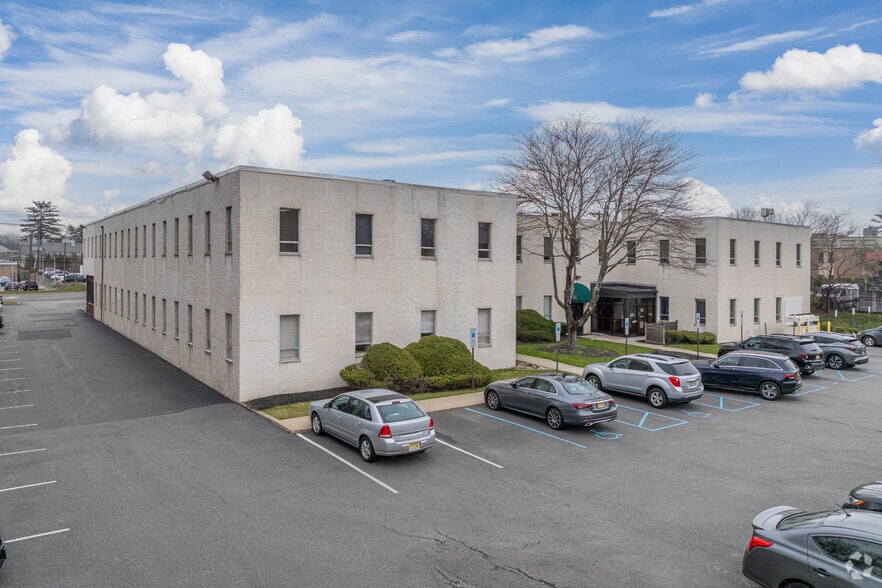 1140 Bloomfield Ave, West Caldwell, NJ for lease - Building Photo - Image 2 of 4