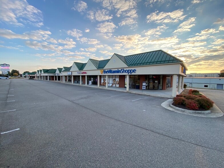 551-595 Southpark Blvd, Colonial Heights, VA for lease - Building Photo - Image 3 of 4