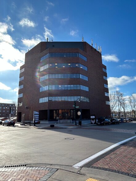 402 Graham Ave, Eau Claire, WI for lease - Building Photo - Image 1 of 5