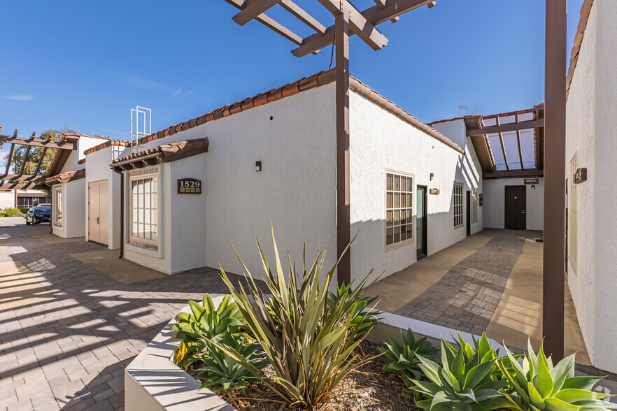 1529 Grand Ave, San Marcos, CA à louer - Photo du bâtiment - Image 3 de 9