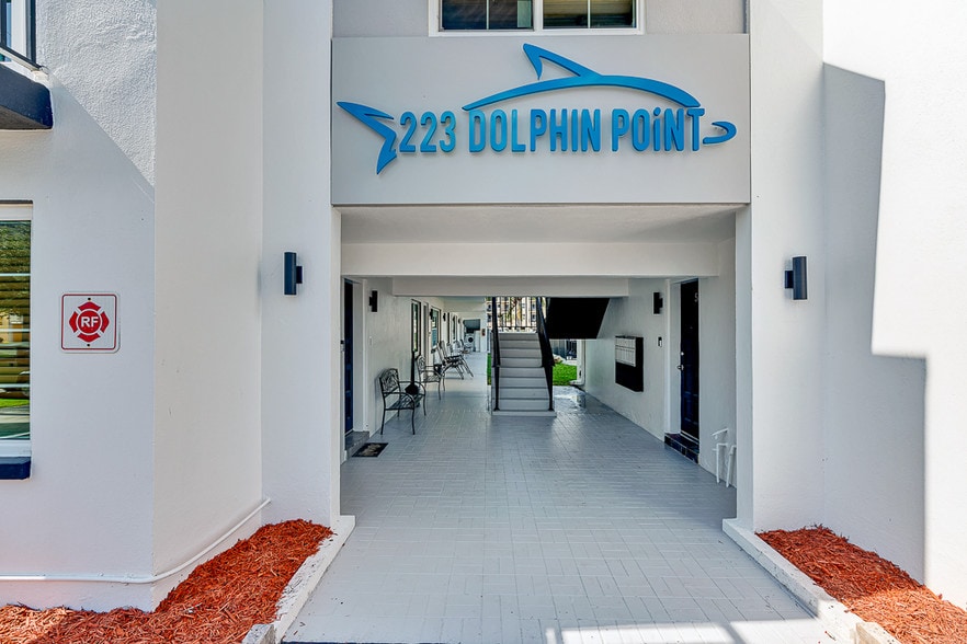 223 Dolphin Pt, Clearwater, FL for sale - Building Photo - Image 2 of 17