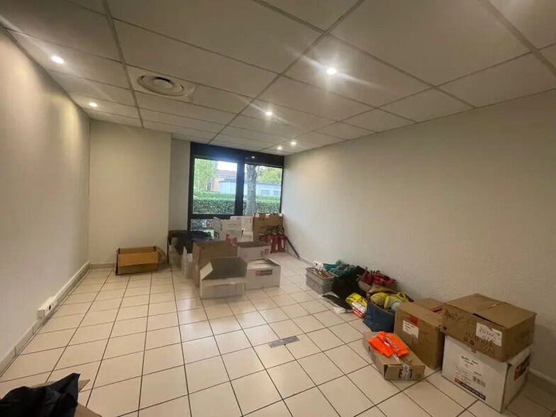 Office in Vénissieux for lease - Interior Photo - Image 3 of 8