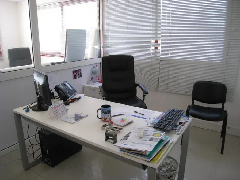 Office in Aubagne for lease - Interior Photo - Image 2 of 7