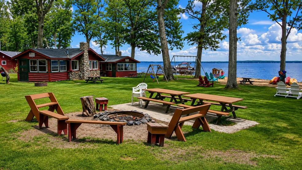 127 Oneida Dr, Houghton Lake, MI à vendre - Photo du bâtiment - Image 2 de 7