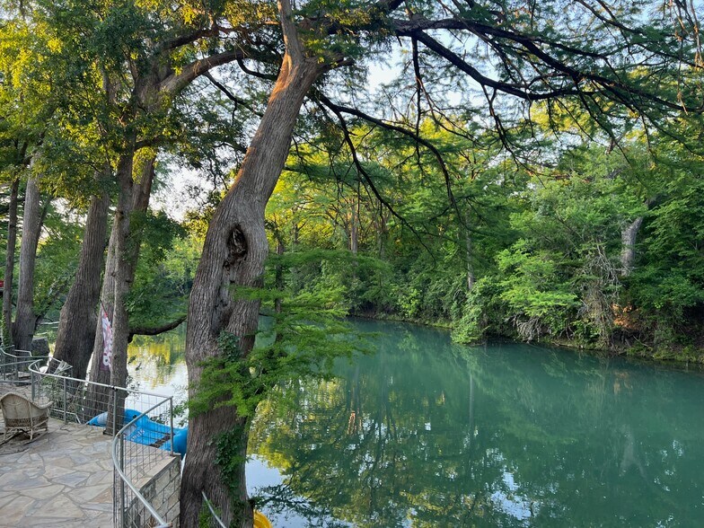 1684 Rocky Riv, Canyon Lake, TX à vendre - Photo du bâtiment - Image 3 de 19