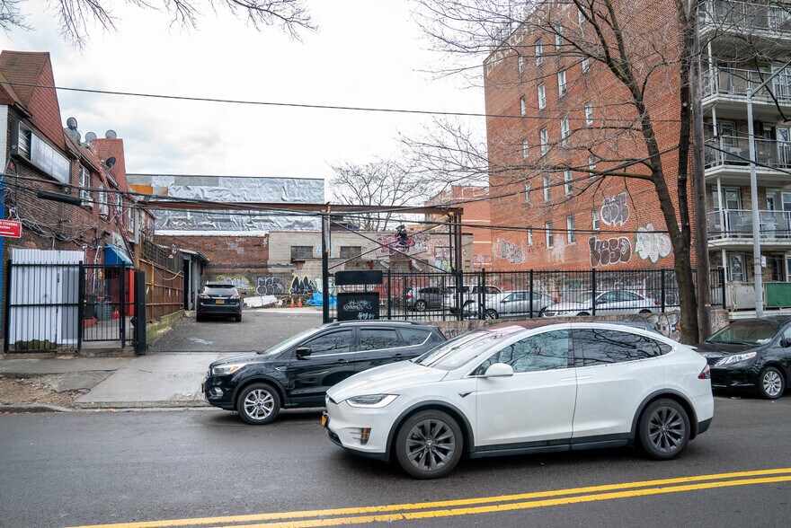 112-45 Roosevelt Ave, Corona, NY à vendre - Photo du bâtiment - Image 2 de 12