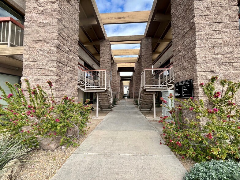 7898 E Acoma Dr, Scottsdale, AZ à louer - Photo du bâtiment - Image 2 de 6