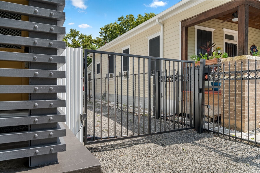 2617 Canal St, Houston, TX for lease - Building Photo - Image 2 of 45