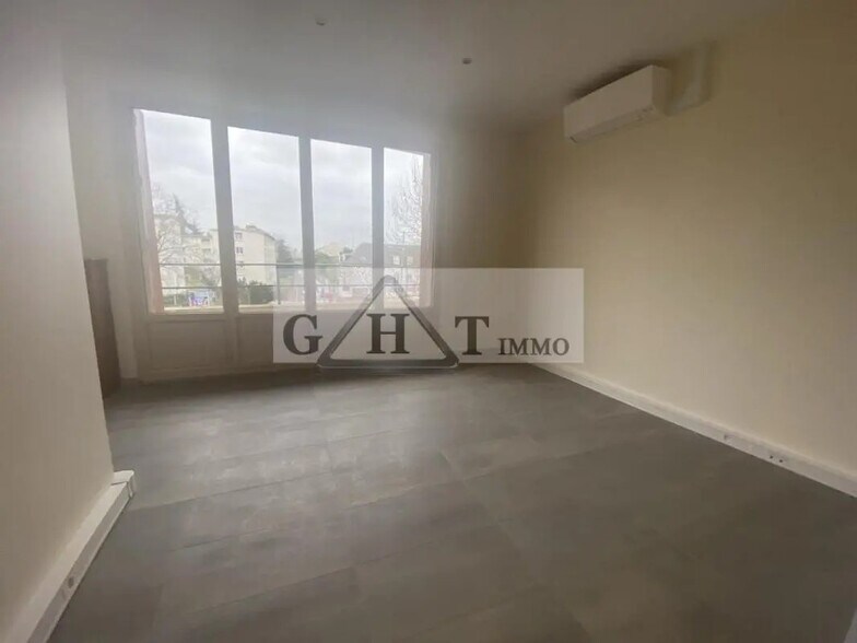 Office in Créteil for lease - Interior Photo - Image 1 of 6