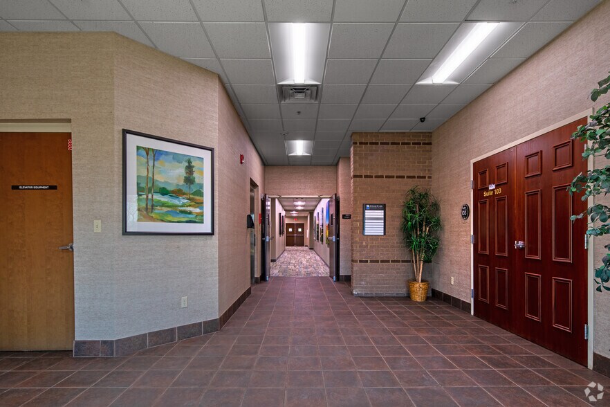 2301 River Rd, Louisville, KY à louer - Hall d’entrée - Image 2 de 11