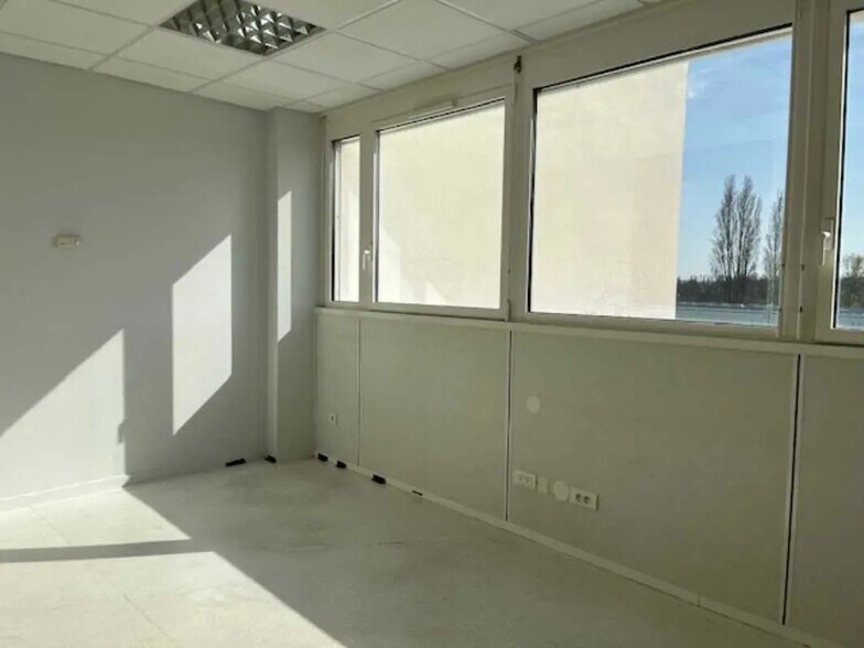 Rue Des Satellites, Toulouse for lease - Interior Photo - Image 2 of 8