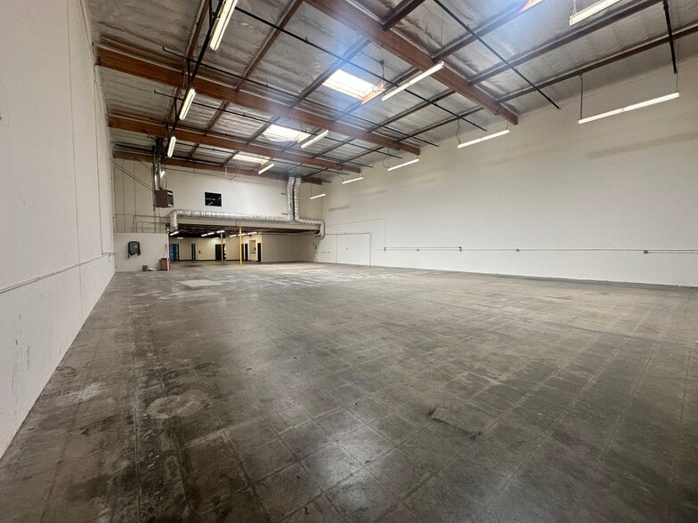 24922 Anza Dr, Valencia, CA for lease - Building Photo - Image 2 of 7