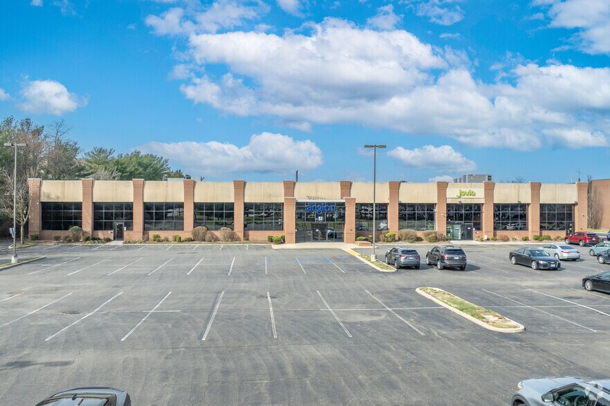 51 Charles Lindbergh Blvd, Uniondale, NY à louer - Photo du bâtiment - Image 3 de 9