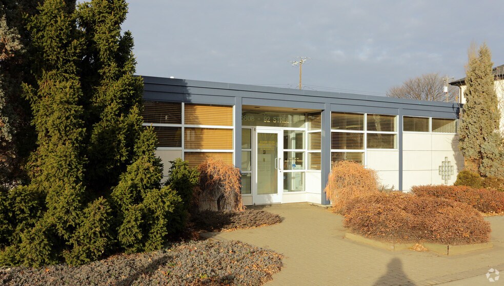 8808 92nd St NW, Edmonton, AB à vendre - Photo du bâtiment - Image 2 de 7