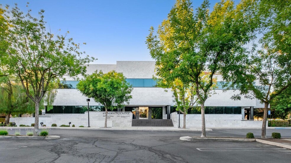 6715 N Palm Ave, Fresno, CA à louer - Photo du bâtiment - Image 2 de 3
