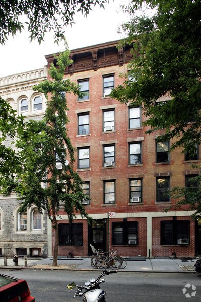 175 E Third St, New York, NY à vendre - Photo du bâtiment - Image 2 de 3
