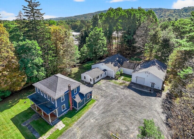 271 Tinker St, Woodstock, NY à vendre - Photo du bâtiment - Image 1 de 16