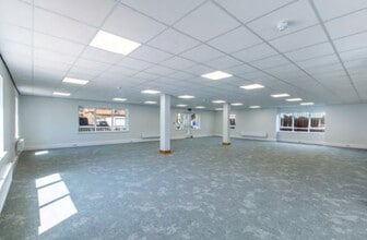 16 Moorfield Clos, Yeadon for lease Interior Photo- Image 1 of 2