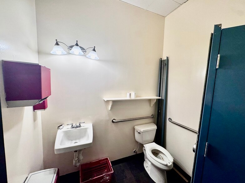 502 W Broad St, Falls Church, VA for lease - Building Photo - Image 3 of 10