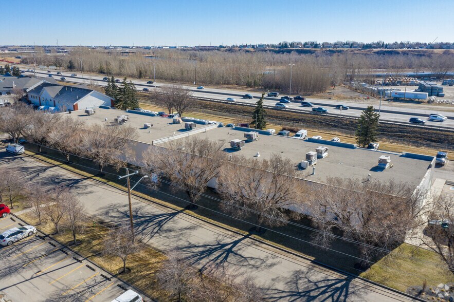 6046 12th St SE, Calgary, AB à louer - Photo du bâtiment - Image 2 de 2