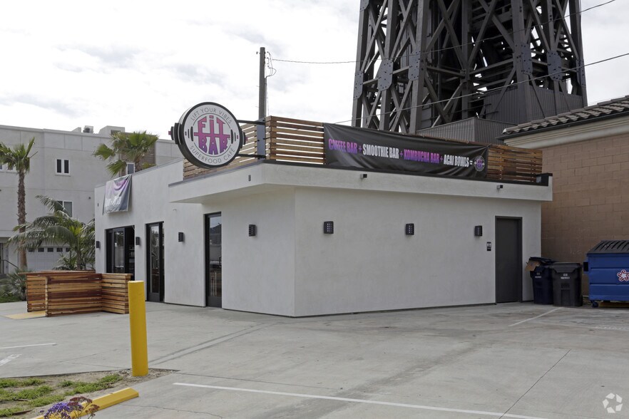 16305 Pacific Coast Hwy, Seal Beach, CA à vendre - Photo du bâtiment - Image 2 de 12