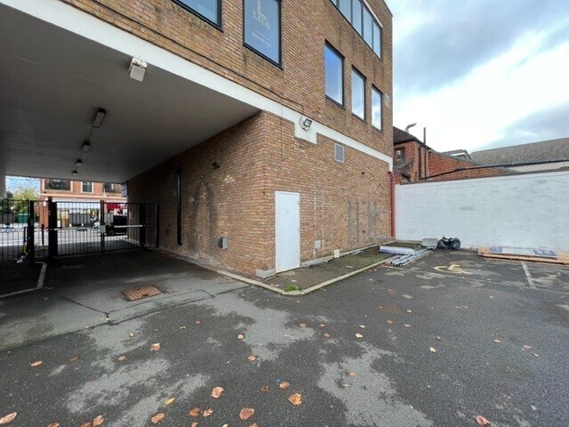 23-27 High St, Cobham à vendre - Photo du bâtiment - Image 2 de 5