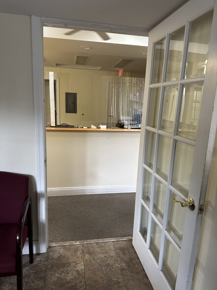 640 Belle Terre Rd, Port Jefferson, NY à louer - Photo du bâtiment - Image 3 de 23