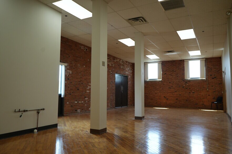 27 Siemon Company Dr, Watertown, CT for lease - Interior Photo - Image 3 of 14