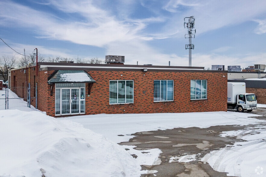 21 Golden Gate Ct, Toronto, ON for sale - Primary Photo - Image 1 of 3