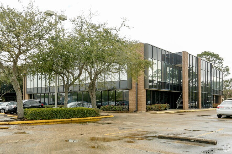 1335 Regents Park Dr, Houston, TX à louer - Photo du bâtiment - Image 3 de 4