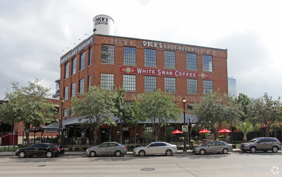 2211 N Lamar St, Dallas, TX à louer - Photo du bâtiment - Image 1 de 8