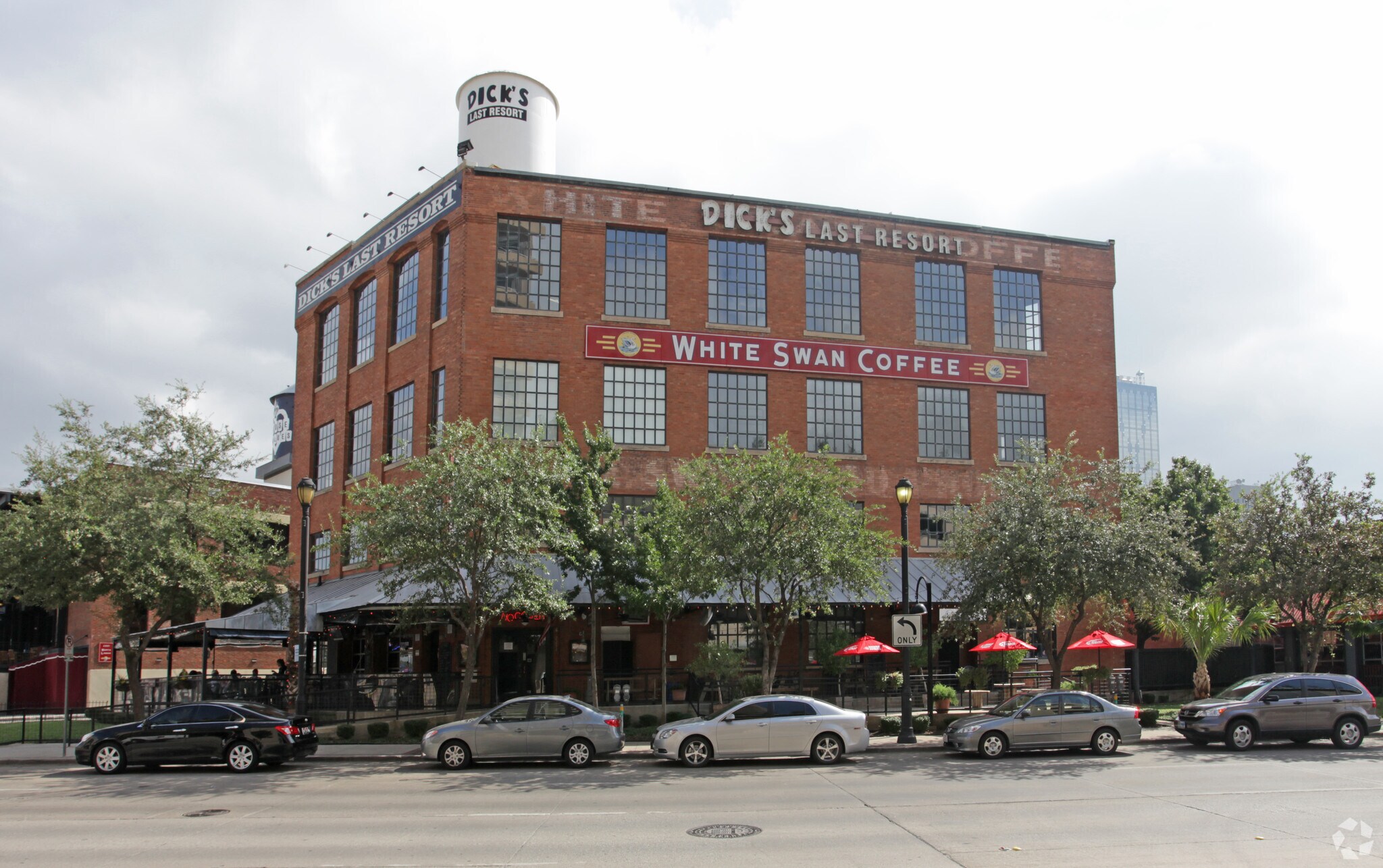 2211 N Lamar St, Dallas, TX à louer Photo du bâtiment- Image 1 de 9