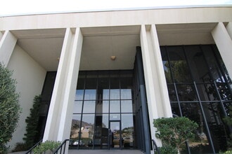 444 Executive Center Blvd, El Paso, TX à louer Photo du bâtiment- Image 2 de 3
