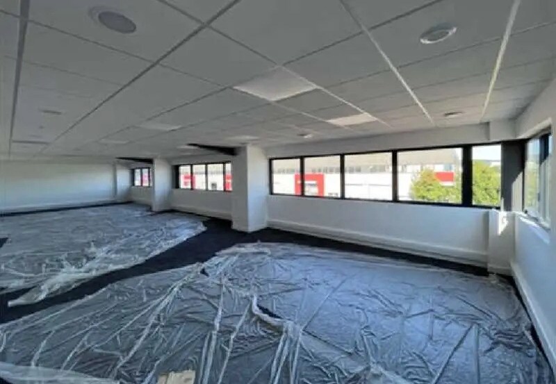 Flex in Dagneux for lease - Interior Photo - Image 3 of 4