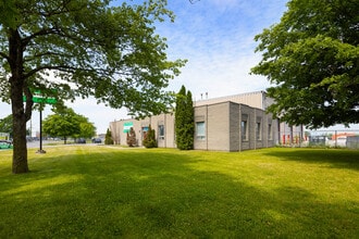 2393 Stevenage Dr, Ottawa, ON à louer Photo du bâtiment- Image 2 de 10