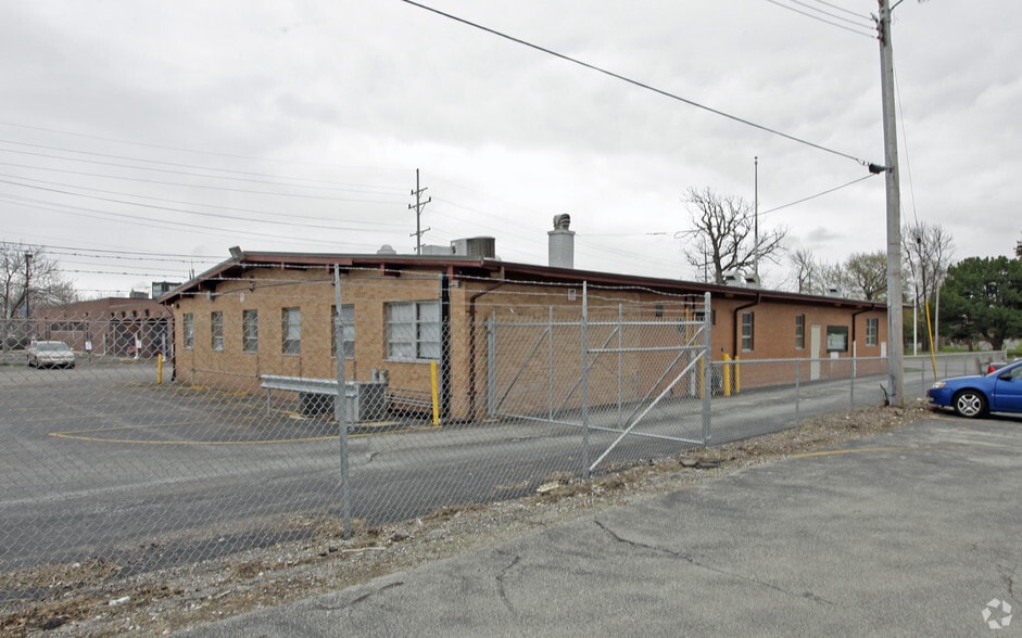 8400 W Silver Spring Dr, Milwaukee, WI à vendre - Photo du bâtiment - Image 3 de 3