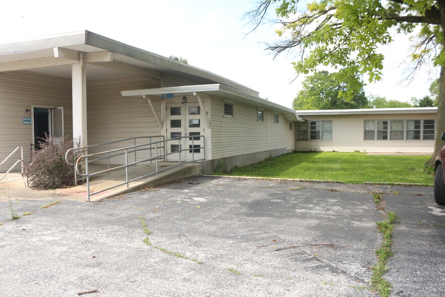 1500 W Walnut St, Jacksonville, IL à vendre - Photo du bâtiment - Image 1 de 28