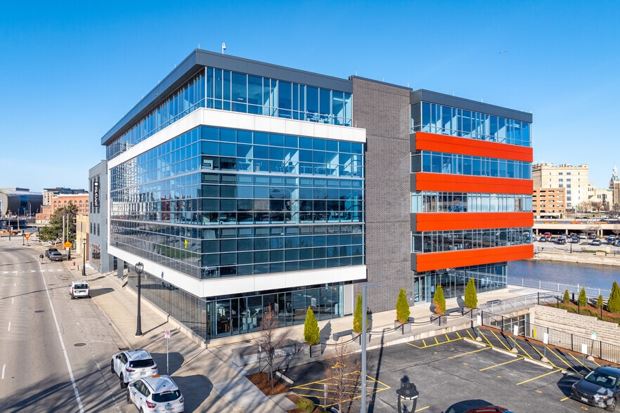 1433 N Water St, Milwaukee, WI for lease - Primary Photo - Image 1 of 41