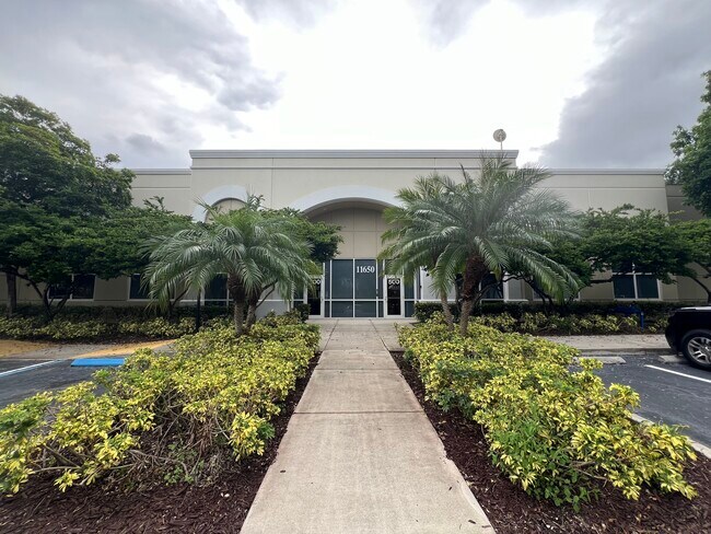 Plus de détails pour 11650 Miramar Pky, Miramar, FL - Local d'activités à louer