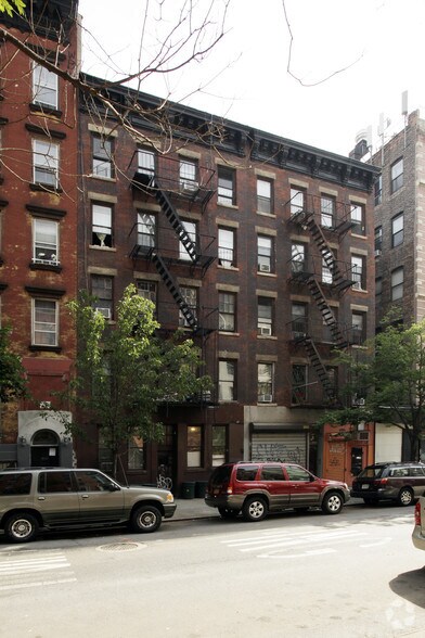 231-233 E 4th St, New York, NY à louer - Photo du bâtiment - Image 3 de 3