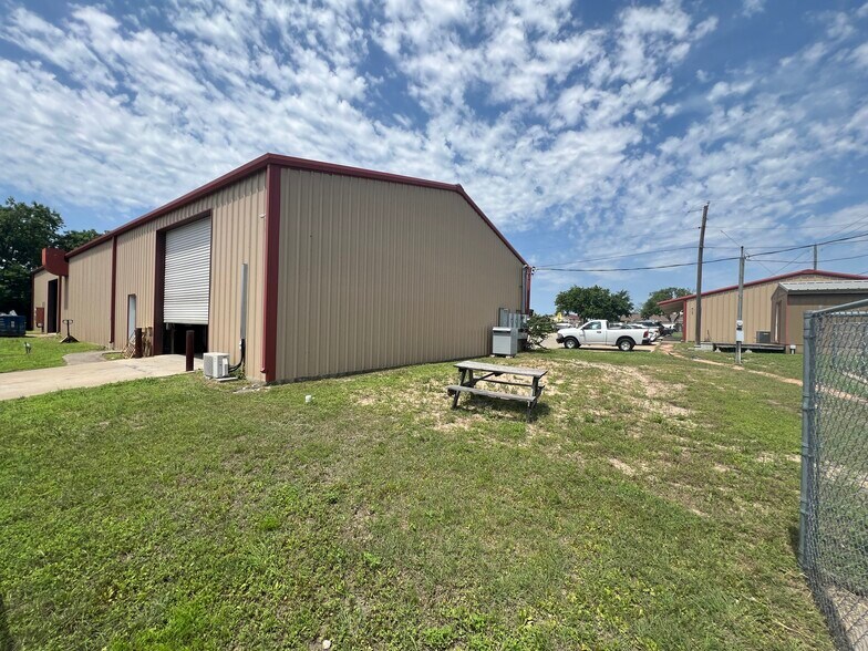 15705 Brenda St, Austin, TX à vendre - Photo du bâtiment - Image 2 de 3