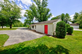 565 Bay Rd, Queensbury, NY à louer Photo du bâtiment- Image 2 de 13