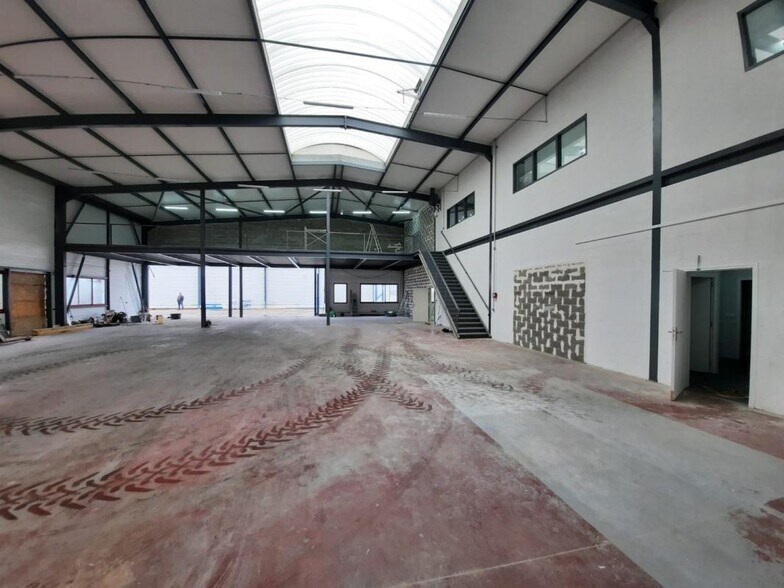 Industrial in Combs-la-Ville for lease - Interior Photo - Image 1 of 4