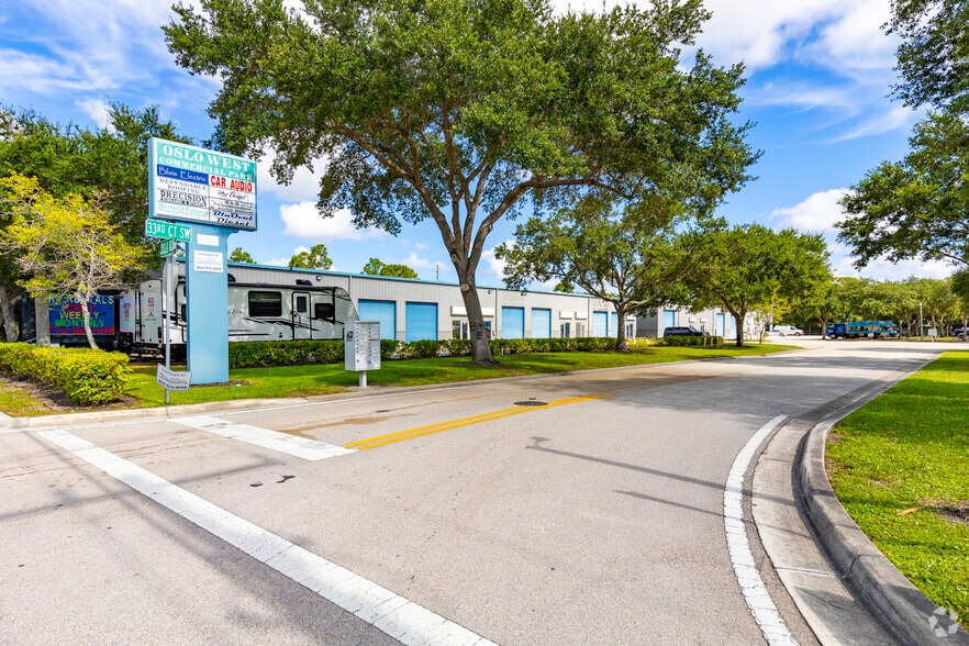 805 33rd Ct SW, Vero Beach, FL à louer - Photo du bâtiment - Image 3 de 26