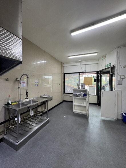 118 Alexandra Park Rd, London for lease - Building Photo - Image 3 of 4