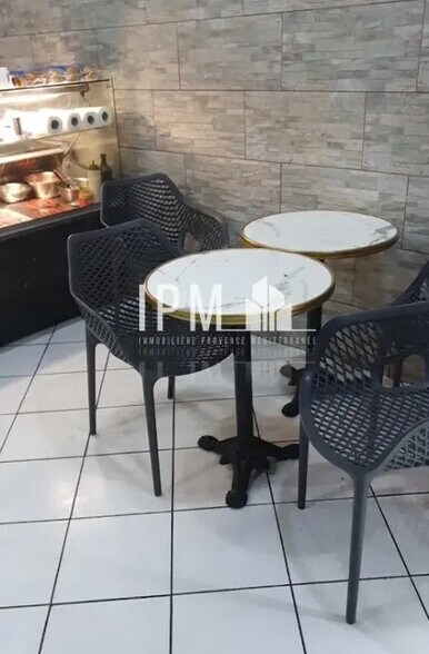 Retail in Marseille for lease - Interior Photo - Image 2 of 3