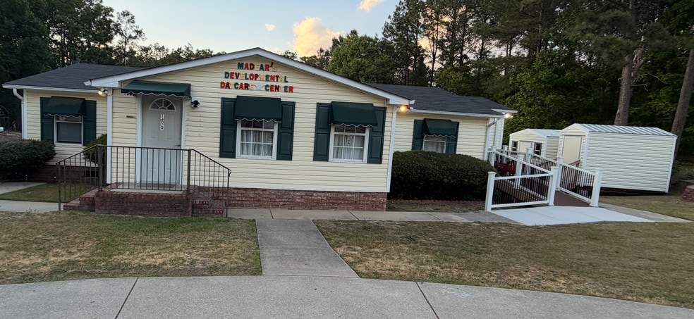 100 McDougald Dr, Raeford, NC à vendre - Photo du bâtiment - Image 2 de 17